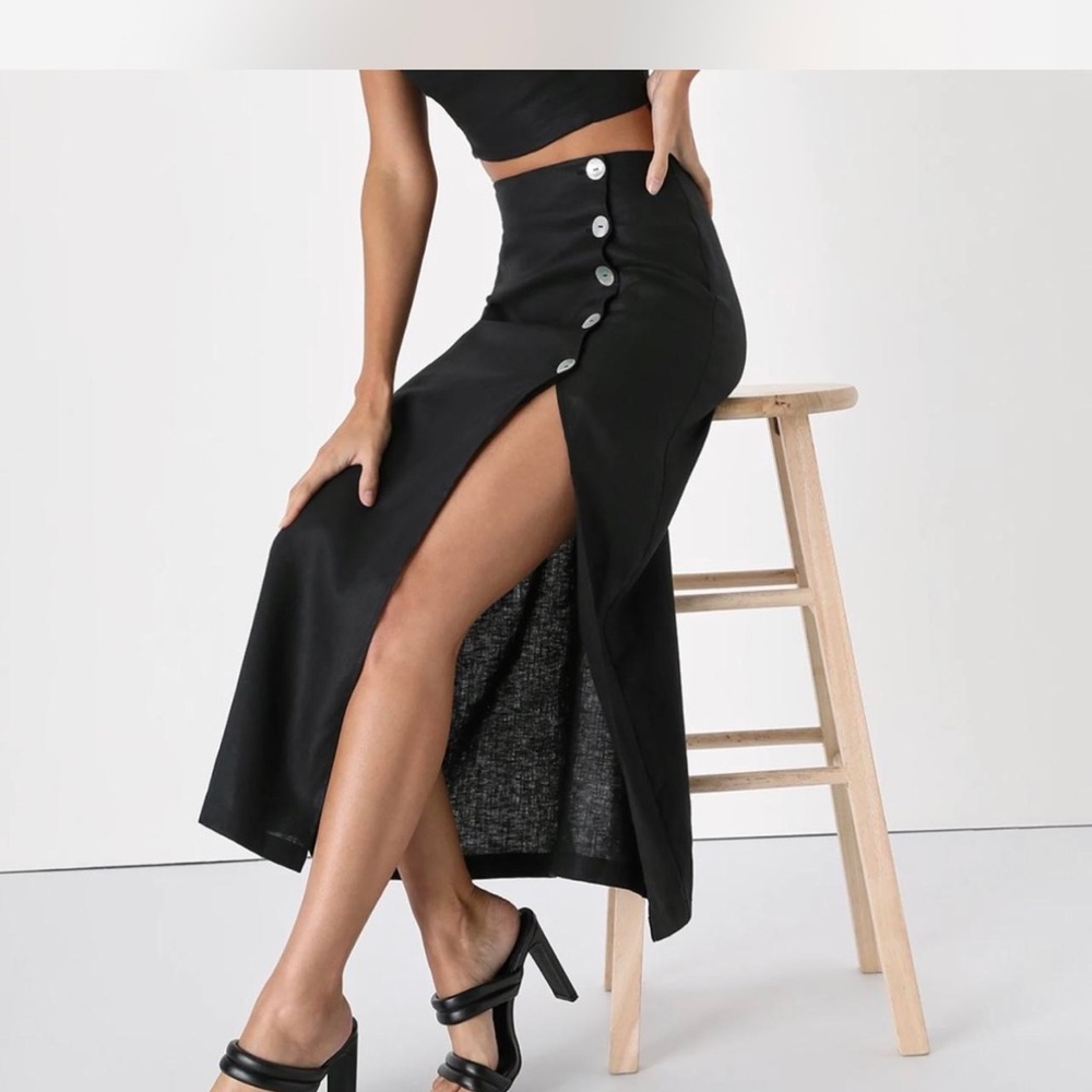 Lulu's Black Midi Skirt